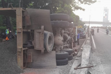 Dump Truck Pengangkut...
