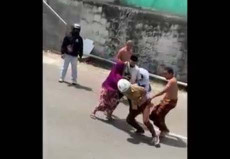 Viral! Aksi Heroik Emak-emak...