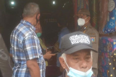 Angkot Seruduk Toko...