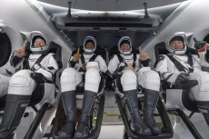 Pakai Kapsul SpaceX,...