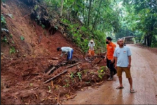 Diguyur Hujan Deras,...