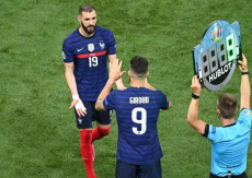 Giroud Kesal Tersisih,...