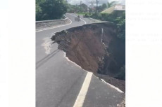 Terdengar Gemuruh, Jalan...