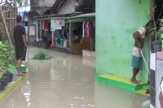 Ratusan Rumah dan Sekolah...