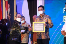Barru Raih Penghargaan...