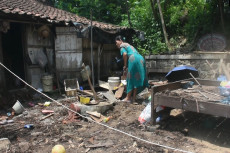 Tertimpa Dapur Ambruk,...