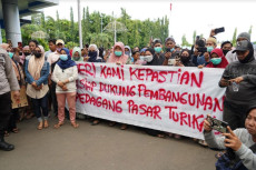 Pedagang Datangi Kantor...