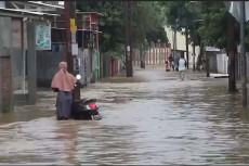 Tanggul Tak Mampu Tampung...