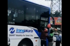 Transjakarta Tabrak...