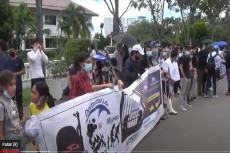 Tuntut Kejelasan Nasib,...