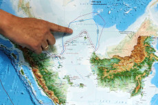 China Protes Pengeboran...