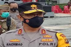 Puluhan Tahanan Kabur,...