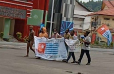8 Pengibar Bendera Bintang...