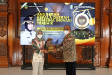 Tiga Tahun Mengabdi,...