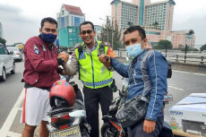 Pengemudi Ojol Kembalikan...