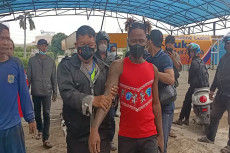 Kabur dari Razia Imigrasi...