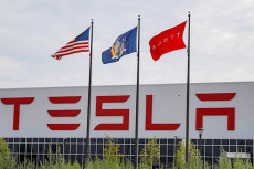 Tesla Kembali Tersandung...