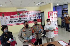 Polisi Ciduk Wanita...