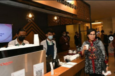 Potret Sri Mulyani Menyeruput...