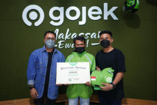 Terjang Banjir Antarkan...