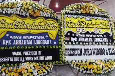 Ratusan Karangan Bunga...