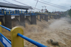 Puncak Diguyur Hujan,...