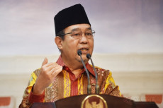 Profil Harry Azhar Azis,...