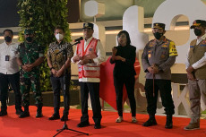Tinjau Bandara Soetta,...