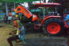 BI Serahkan Traktor...