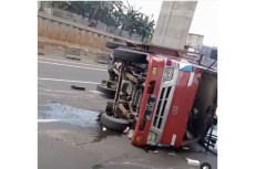 Truk Muatan Kaca Terbalik,...