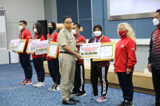 Berikan Bonus Atlet...