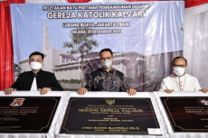 Anies Serahkan IMB dan...
