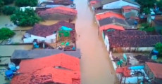Bendungan Runtuh, Warga...