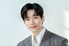 Lee Junho 2PM Tumbangkan...