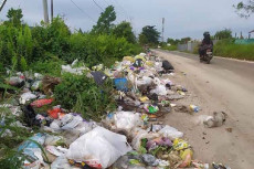 Sampah Berserakan di...