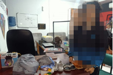 Curi Emas Majikan, Pembantu...