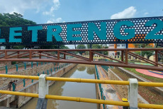 Terancam Longsor, Tembok...