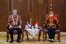 Gubernur Khofifah dan...