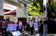 Protes Putusan Hakim...