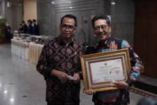PT DLU Terima Penghargaan...
