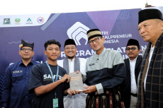 Sandiaga Uno Bagikan...