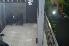 Asyik Main HP Sambil...