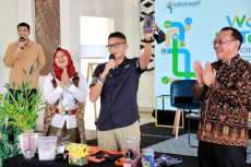 Momen Sandiaga Uno Telepon...