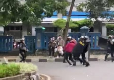 Unjuk Rasa di DPRD Jabar...