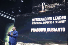 Terima Penghargaan Outstanding...