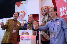 Memutar Roda Industri...