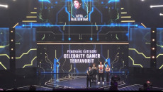 Raih Piala Celebrity...