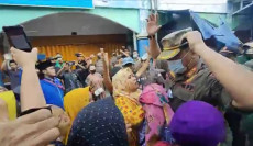 Ratusan Pedagang Pasar...