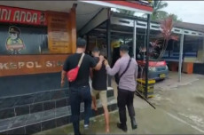 Ancam Warga dengan Samurai,...