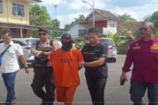 Rebutan Gadis Desa,...